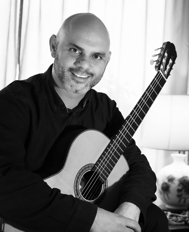 Humberto Colacio Dozent mit Gitarre